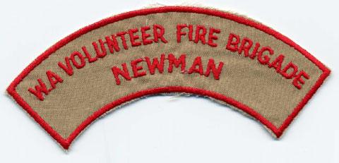 Newman - Distintivo beige con diciture rosse