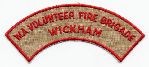 Wickham - Distintivo beige con diciture rosse