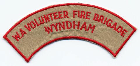 Wyndham - Distintivo beige con diciture rosse