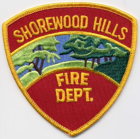 Shorewood Hills - Distintivo rosso con al centro un bosco