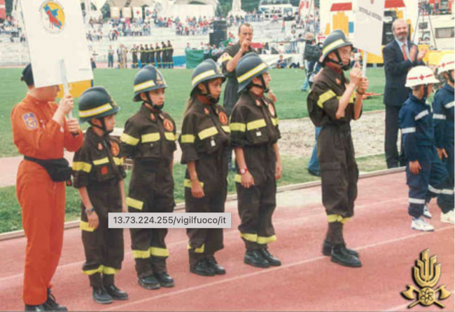 Gruppo di bambini vestiti da vigili del fuoco