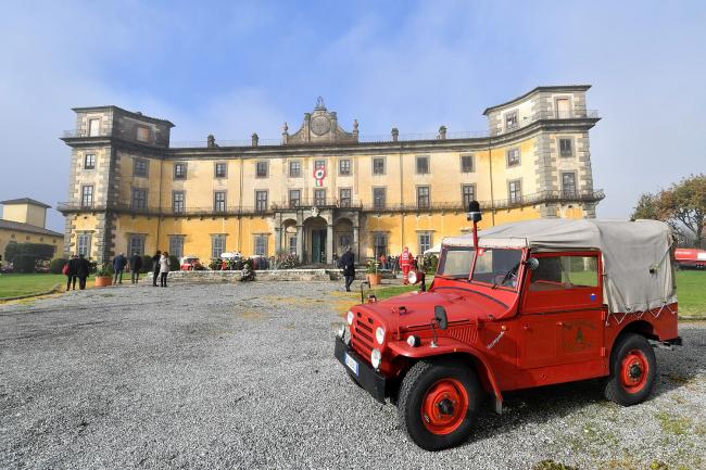 Fiat Campagnola e sullo sfondo Villa Bellavista