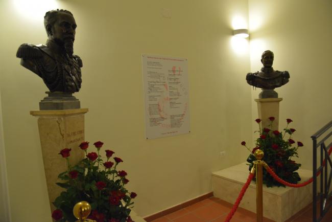 A sinistra il busto del Comandante Francesco Del Giudice