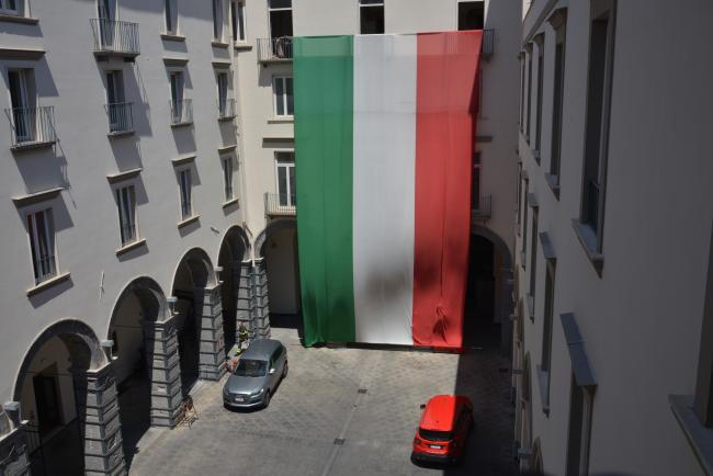 Bandiera italiana nel cortile dell'ex monastero annesso alla chiesa di Pietrasanta, sede della Direzione Regionale VVF Campania