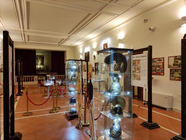 Collezione di elmi storici nelle vetrine della Galleria