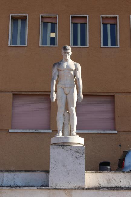 Statua del "Pesista" realizzata dallo scultore Clemente Spampinato