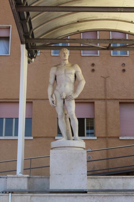 Statua del "Discobolo" realizzata dallo scultore Alcide Ticò
