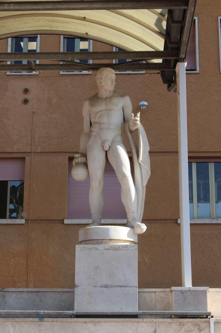 Statua del "Giuocatore di sfratto" realizzata dallo scultore Ettore Colla