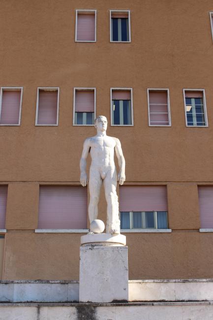 Statua del "Calciatore" realizzata dallo scultore Coriolano Campitelli