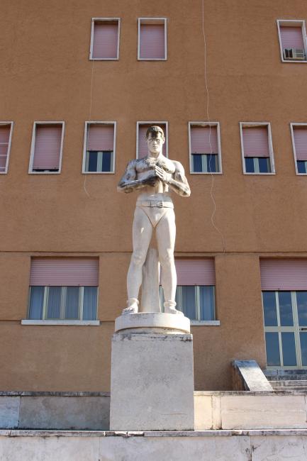 Statua del "Pugile" realizzata dallo scultore Salvatore Cozzo
