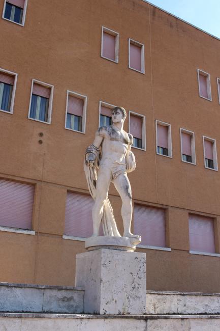 Statua del "Giuocatore di palla ovale" realizzata dallo scultore Renato Rosatelli