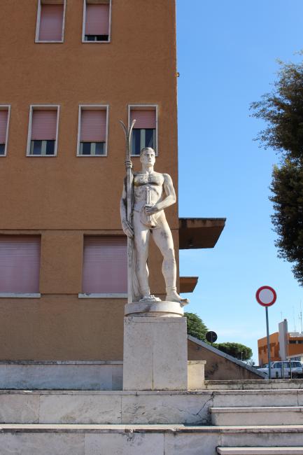 Statua dello "Sciatore" realizzata dallo scultore Benso Vignolini