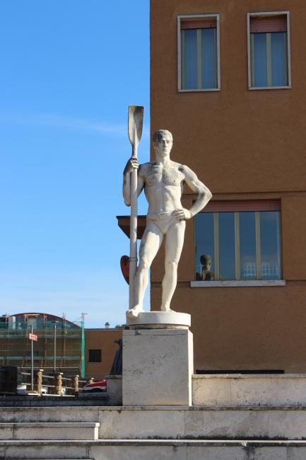 Statua del "Vogatore" realizzata dallo scultore Silvio Olivo