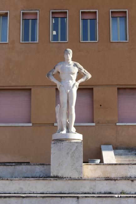 Statua del "Nuotatore" realizzata dallo scultore Alessandro Monteleone
