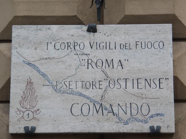 Targa marmorea posta all'ingresso della sede di Ostiense